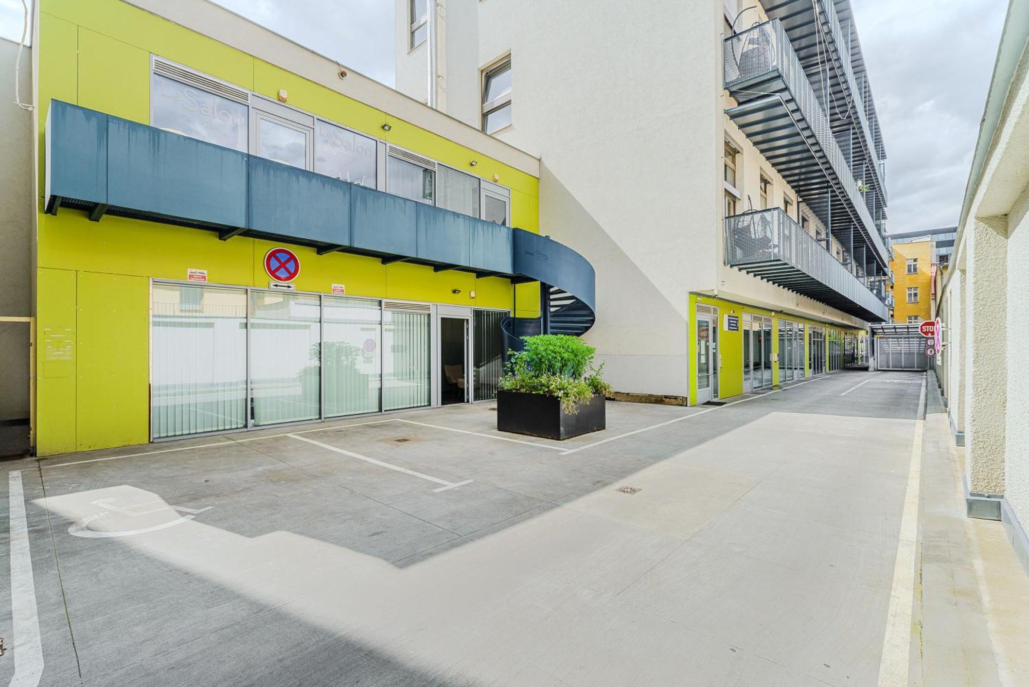 With Large Balcony, Parking Apartmán *